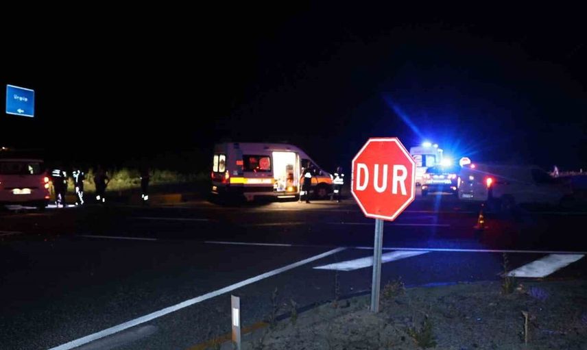 Nevşehir'de minibüs ile hafif ticari araç çarpıştı: 5 yaralı