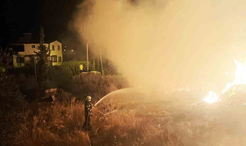 Seydikemer'de mezarlık yanı bitki atıkları alev aldı