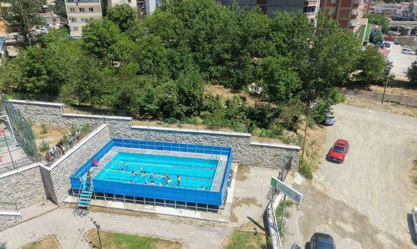 Torul'da portatif yüzme havuzunda yüzme eğitimi başladı