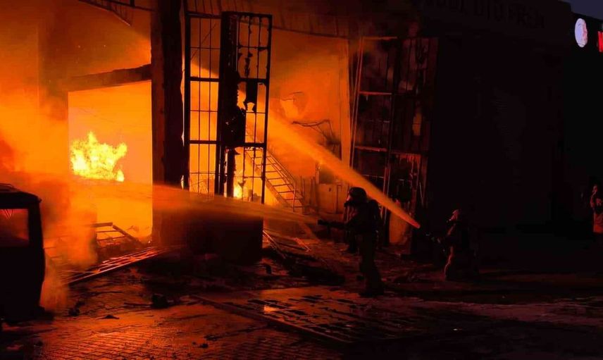 İnegöl’deki boya fabrikasında çıkan yangında patlama anları kameralara yansıdı