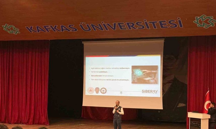 Kars'ta üniversite öğrencilerine siber güvenlik semineri verildi
