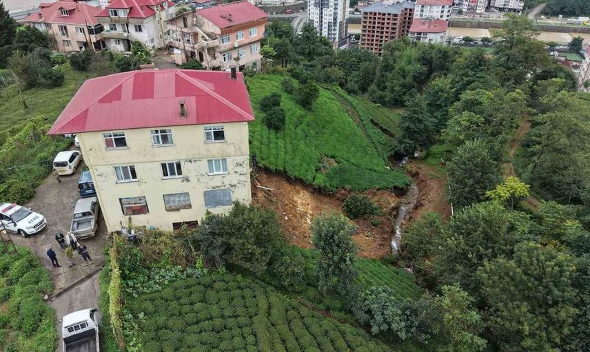 Rize'de gece yarısı heyelan paniği: Eşinin uyarısıyla canlarını kurtardılar