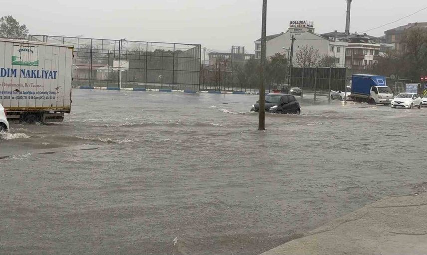 Arnavutköy'de sel felaketi: Alibey Deresi taştı, yollar kapandı