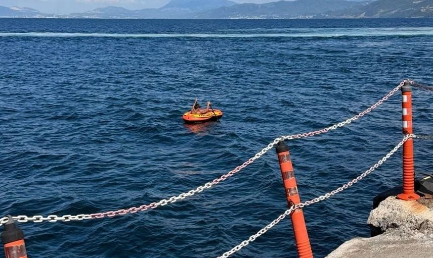 Mudanya'da şişme botla denize açılan çocuğun kurtuluş anları görüntülendi