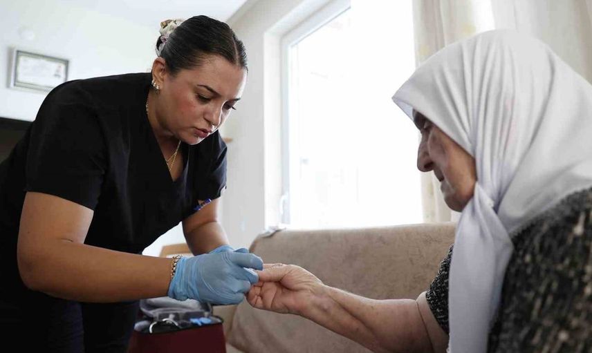 Antalya'da evde sağlık hizmetleriyle hastalar konfor içinde muayene ediliyor