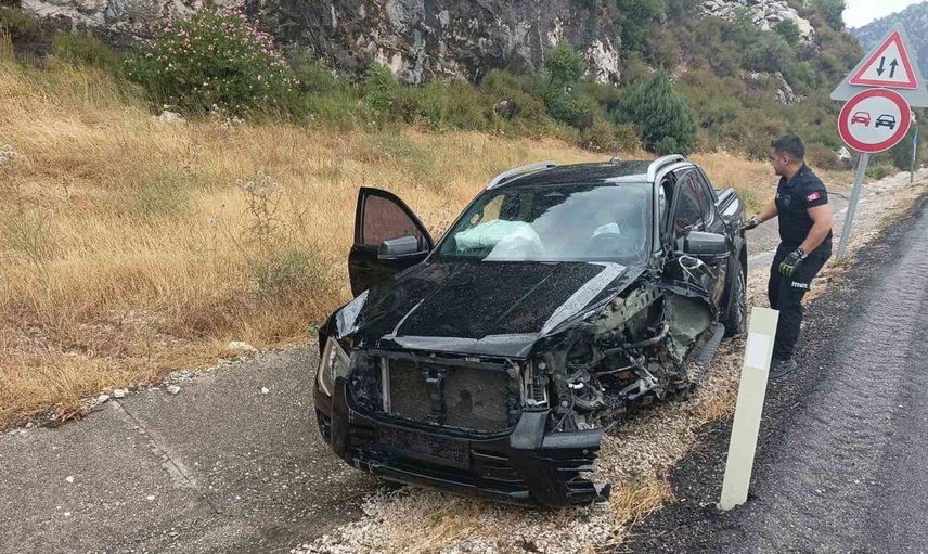 Isparta-Antalya kara yolunda otomobil ile pikap çarpıştı: 4 yaralı