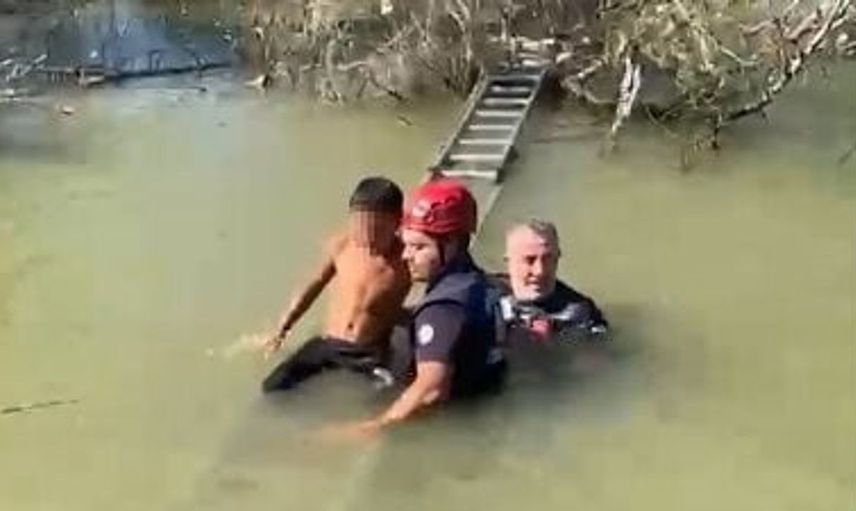 Derede mahsur kalan çocuğu itfaiye ekipleri güvenle kurtardı