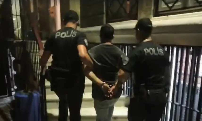 İzmir'de yakalanan firari zanlı, 19 yıl hapis cezasıyla aranıyordu