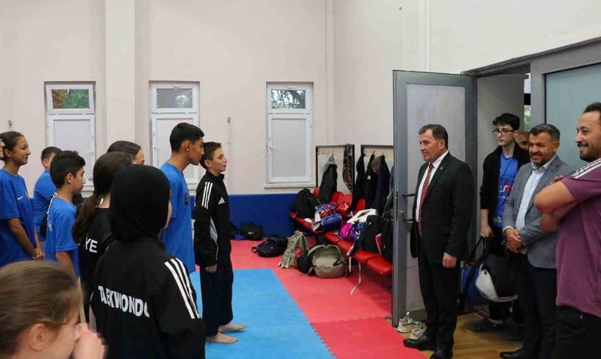 Spor salonunu ziyaret eden Kabakcı, voleybol heyecanına ortak oldu