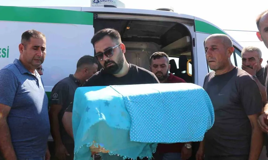 Cenazede duygusal anlar: bebeğin kundağı mezar taşına sarıldı