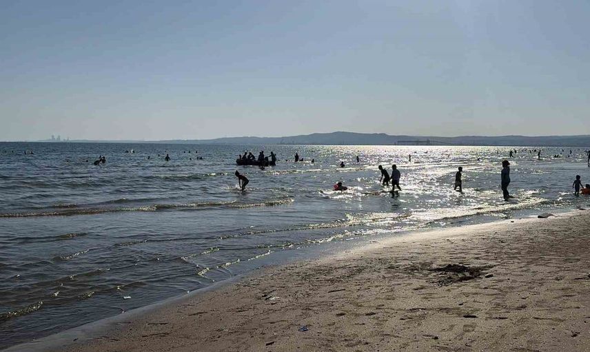 Sıcak havalar plajı doldurdu: Burnaz Plajı’nda yoğun tatil trafiği