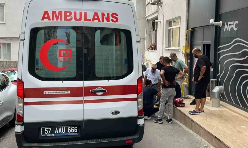 Sinop'ta motosiklet ve hafif ticari araç çarpıştı: Sürücü hafif yaralı