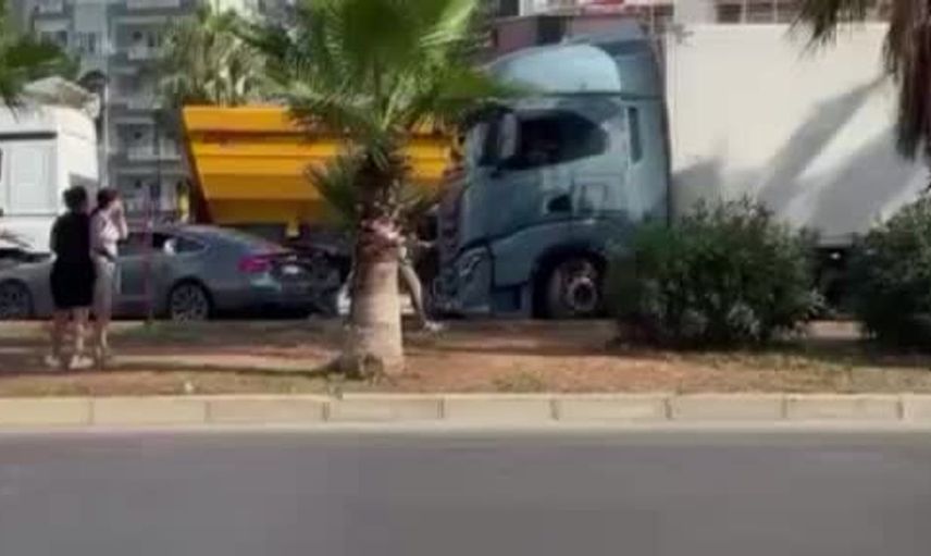 Mersin'de kaza sonrası tır sürücüsü olay yerinden kaçtı