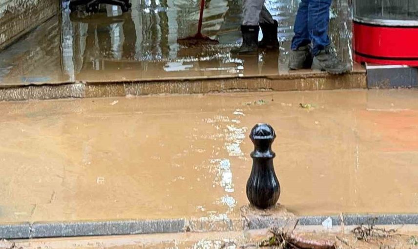 Rize'de sel sonrası iş yerlerinde temizlik seferberliği