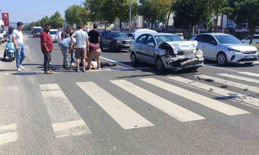 Işıklı kavşakta iki otomobil çarpıştı: bir kişi yaralandı