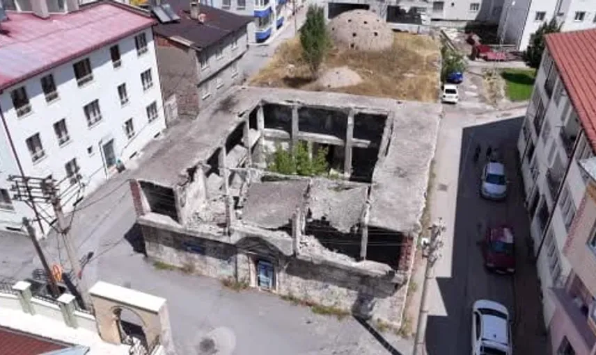 Sivas'ın tarihi hamamı yeniden hayat bulmayı bekliyor