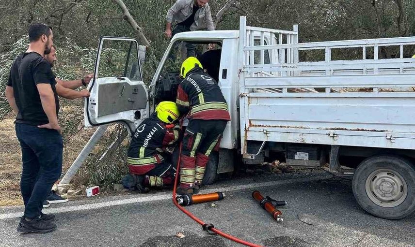 Burhaniye'de zeytin ağacına çarpan kamyonetteki genç yolcu itfaiye tarafından kurtarıldı