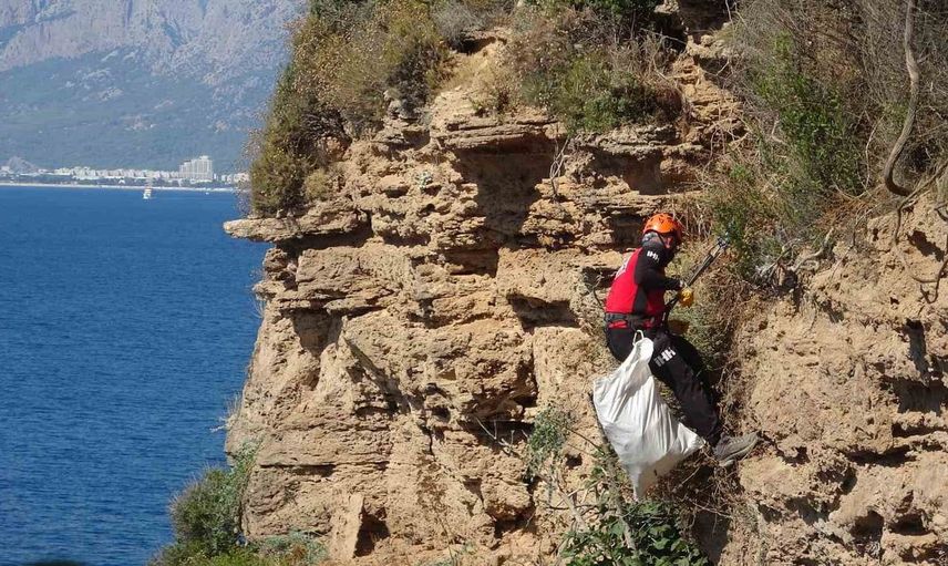 Falezlerden temizlik seferberliği: Antalya'da 35 metrelik kayalıklardan çöp toplandı