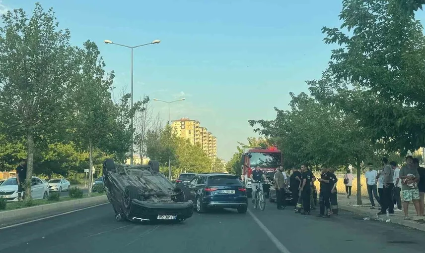 Diyarbakır'da otomobil takla attı: İki kişi hastaneye kaldırıldı