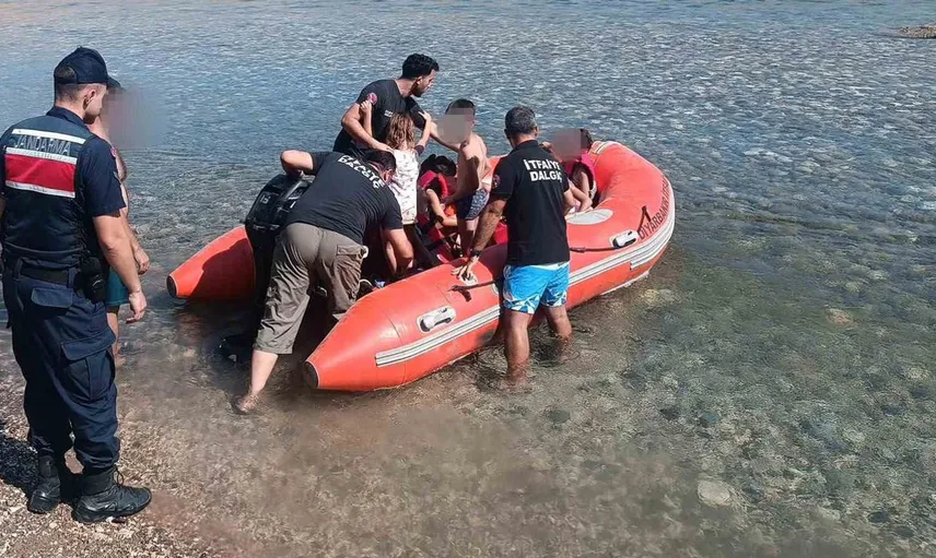 Eğil ilçesinde su baskınında mahsur kalan 10 kişi kurtarıldı