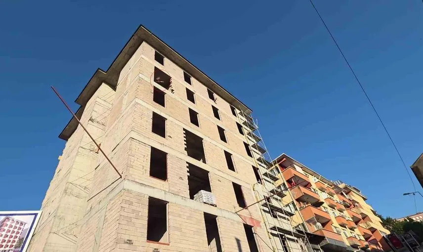 Eşiyle tartıştı, inşaata çıkarak dikkat çekti