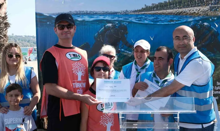 Büyükçekmece'de çevre bilinci için deniz ve kıyı temizlik etkinliği gerçekleştirildi
