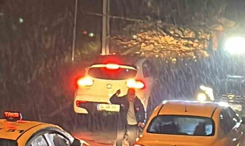 Ortaköy'de yoğun yağış sonucu istinat duvarı çöktü