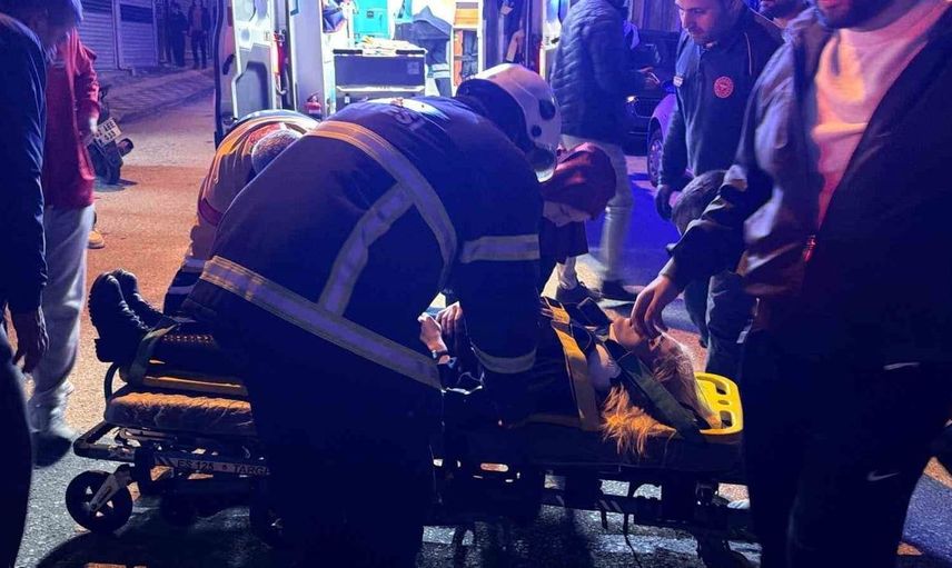 Adıyaman'da kavşakta çarpışan otomobiller vitrine çarptı: 2 yaralı