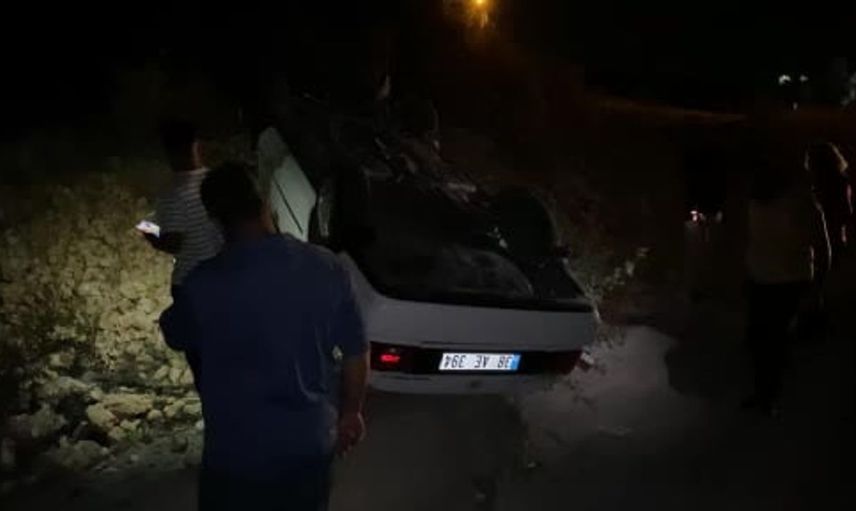 Erdemli'de kaza: otomobil ters döndü, sürücü sağ çıktı
