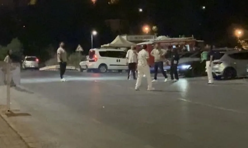 Kayseri’nin işlek caddesinde top oynayan gençler dikkat çekti