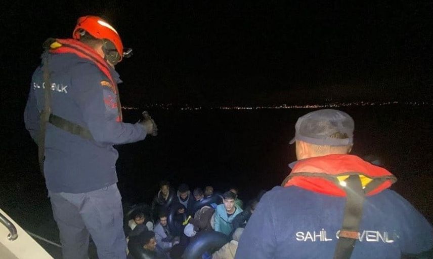 İzmir açıklarında yapılan operasyonlarda 76 düzensiz göçmen yakalandı