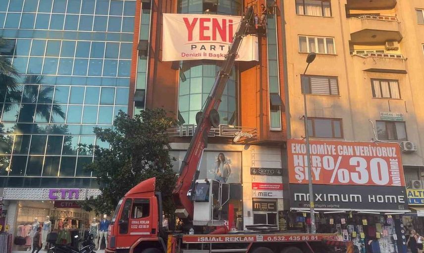 Denizli’de yeni parti tabelası asıldı