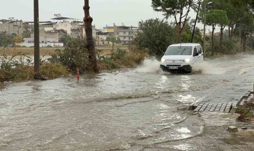 İncirliova'da sağanak yağış yolları su altında bıraktı
