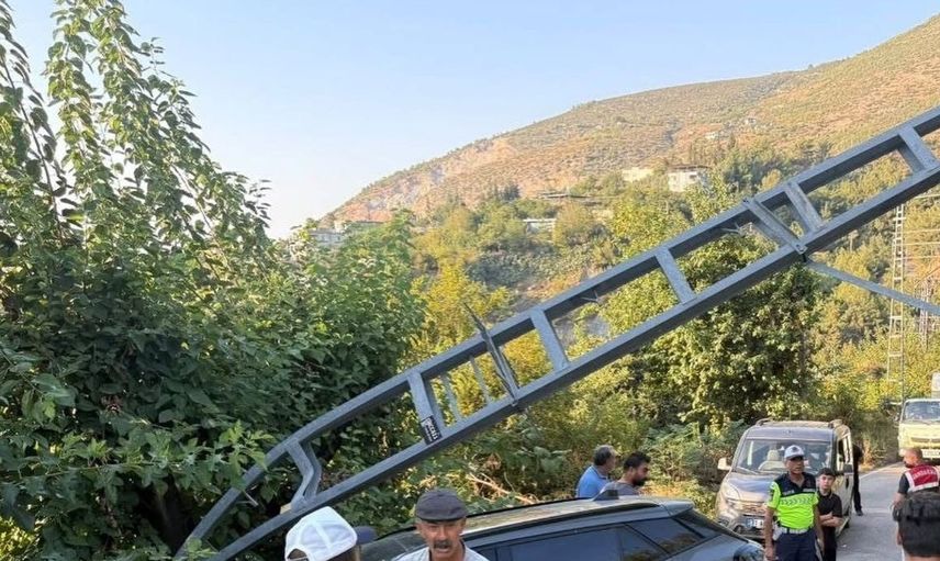 İskenderun'da kaza: elektrik direğine çarpan otomobilde sürücü yaralandı