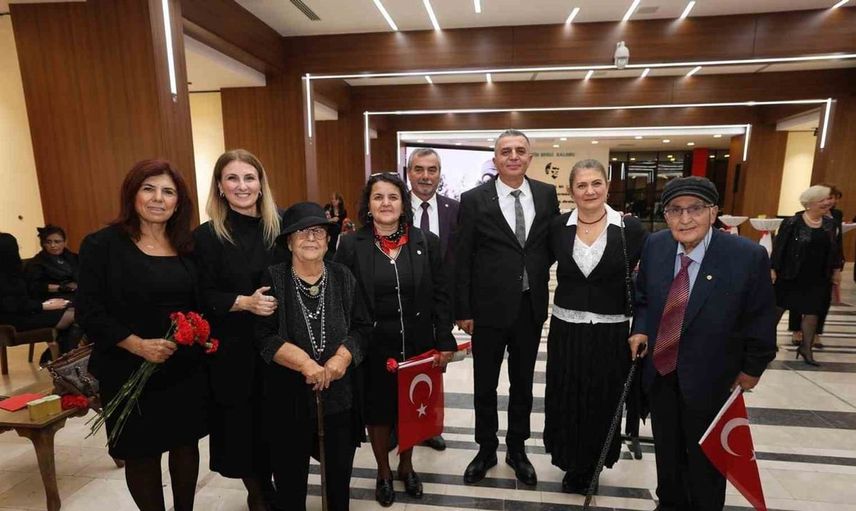 Cumhuriyet balosunda vals ve zeybek coşkusu: 103. yıl kutlandı