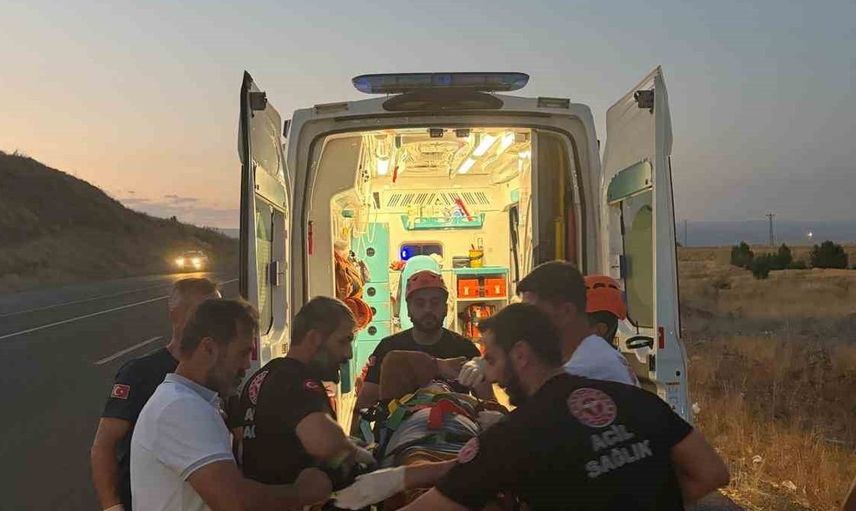 Bingöl'de direksiyon hakimiyetini kaybeden sürücü kaza yaptı: 2 yaralı
