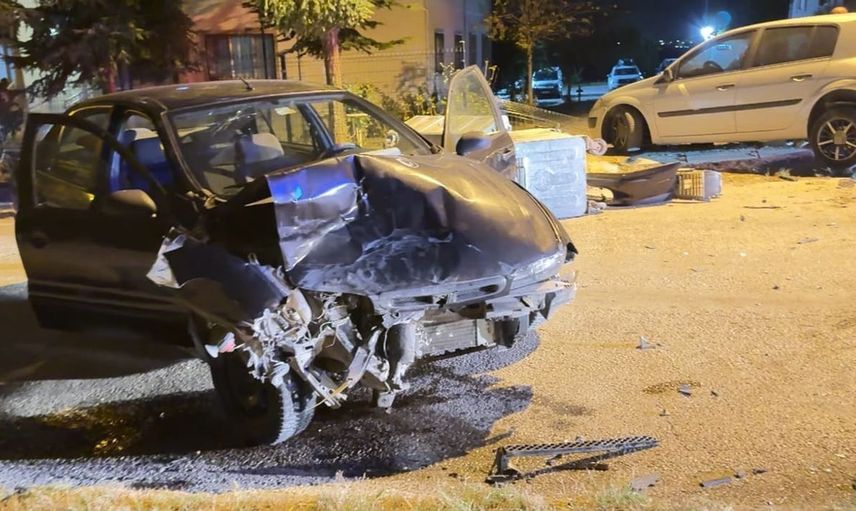 Edirne'de kontrolden çıkan otomobil çöp konteynerlerine ve başka bir araca çarptı
