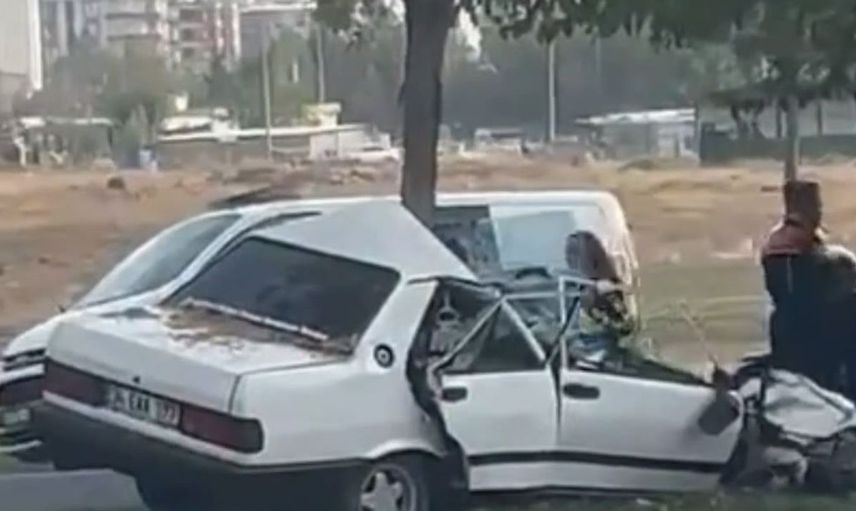 Siverek'te otomobil ağaça çarparak parçalandı: 3 yaralı