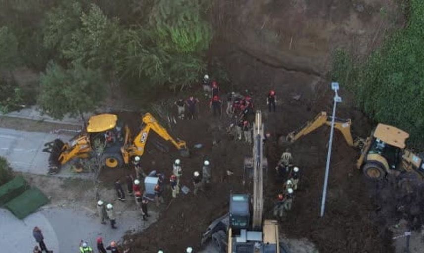 Büyükçekmece'deki toprak kayması sonrası arama kurtarma çalışmaları devam ediyor