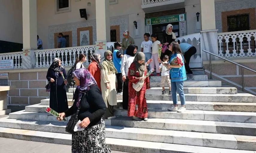 Denizli'de mevlid kandili coşkusu: 571 gül dağıtıldı