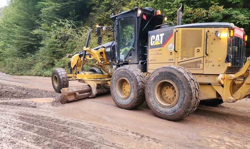Gümüşova'da toprak kayması sonrası kapanan yol tekrar açıldı
