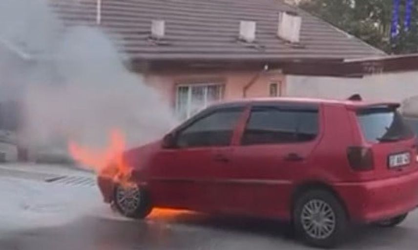 Karabük'te alev alan park halindeki otomobile itfaiye müdahale etti
