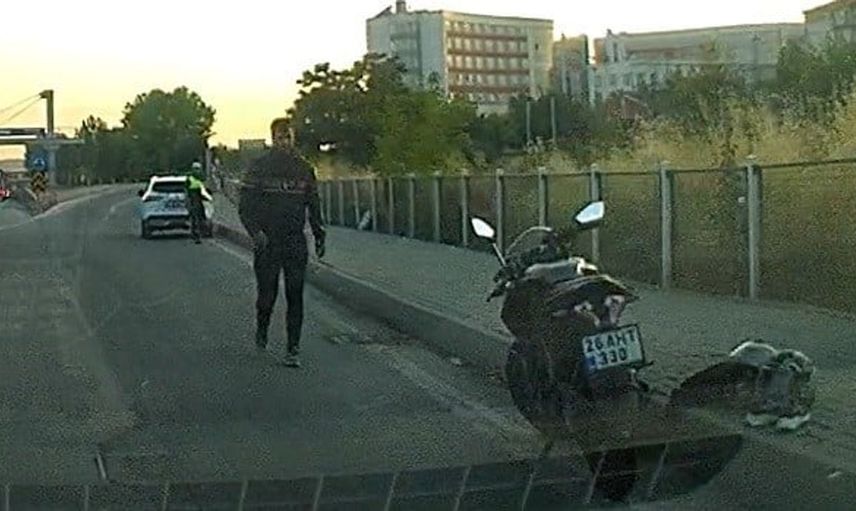 Eskişehir'de motosikletten düşen kadın sürücü hastaneye kaldırıldı