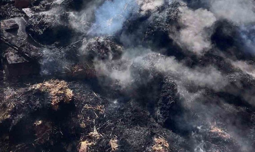 Yayladağı'nda samanlıkta yangın: itfaiye hızlı müdahale etti