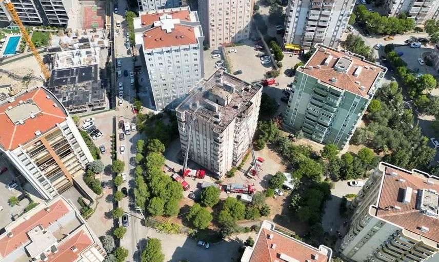 Menemen'deki yangında mahsur kalan işçiler itfaiye tarafından kurtarıldı
