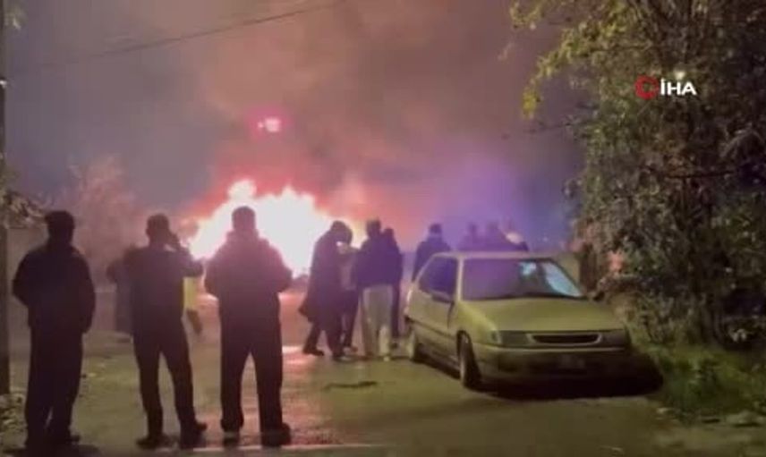 Arnavutköy’de çiçek dükkanında çıkan yangın itfaiye ekiplerince kontrol altına alındı