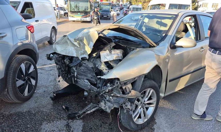 Eskişehir'de zincirleme kaza: 3 yaralı, trafik durma noktasına geldi