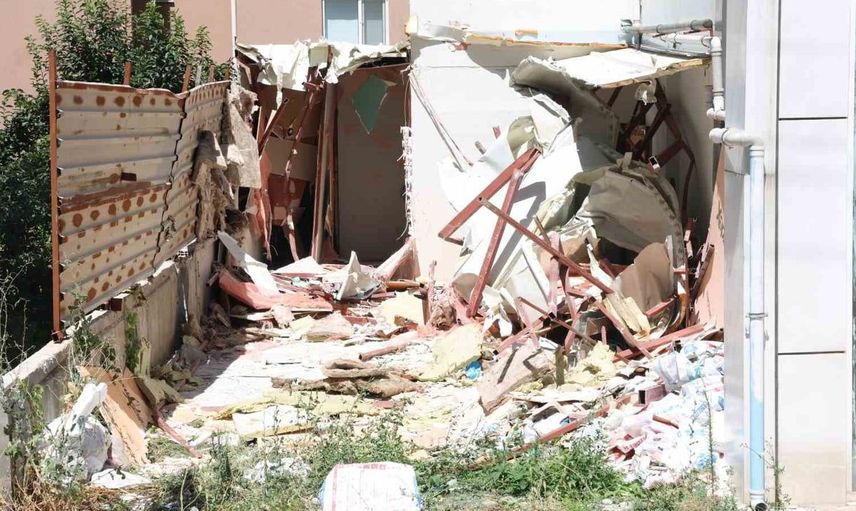 Nilüfer'de tarım alanlarının korunması için 4 kaçak yapı yıkıldı