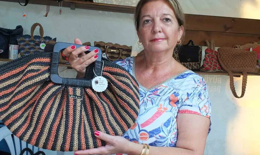 Kağıt iplerle örülen çantalar Burhaniye’deki kadınlar pazarında ilgi görüyor