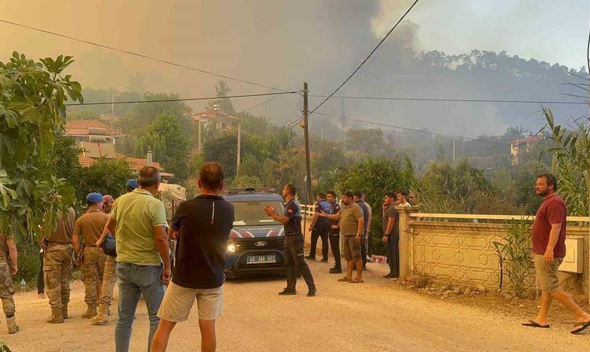 Fethiye'de yangın nedeniyle bir mahalle tahliye ediliyor
